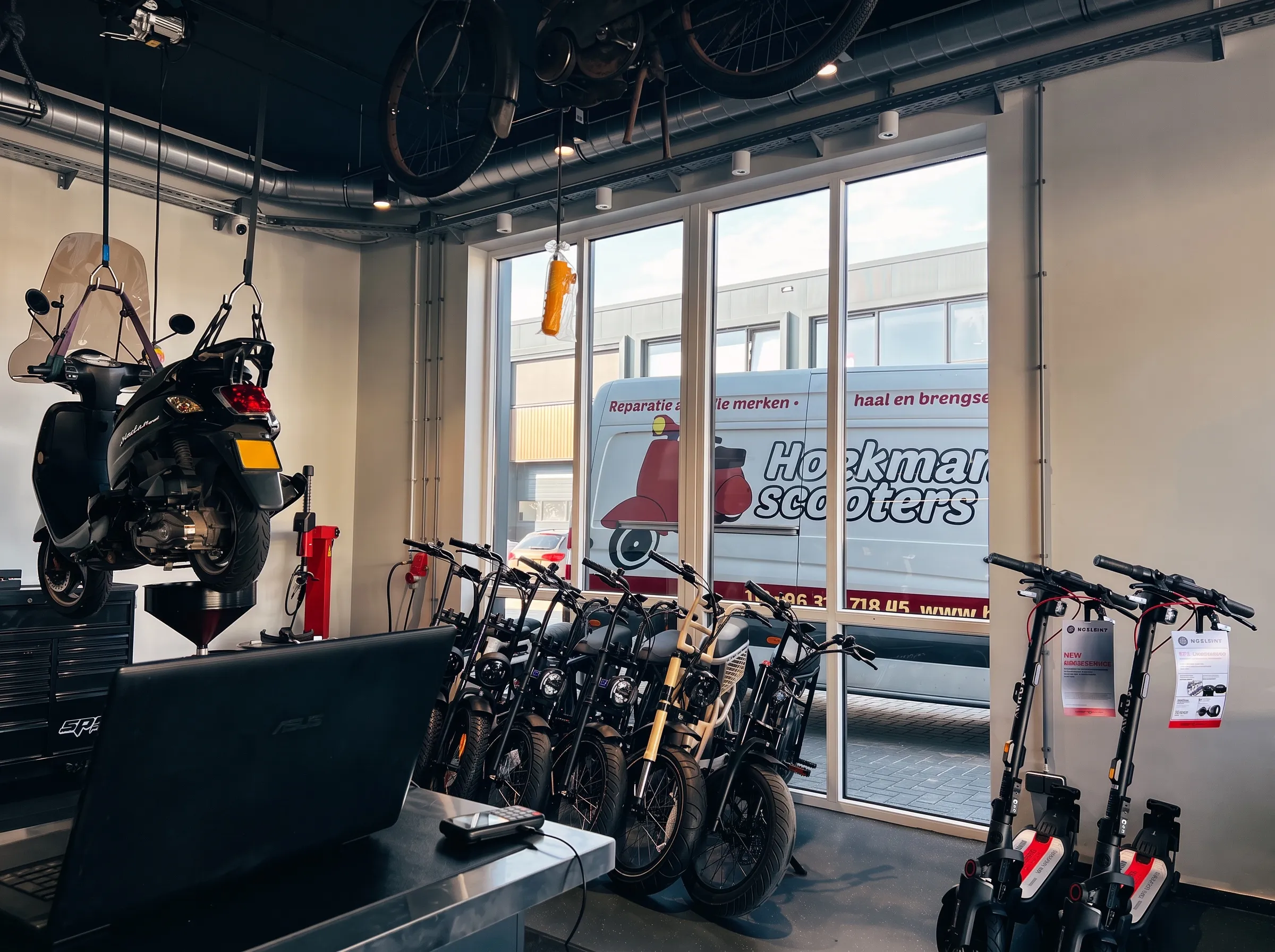 Elektrische scooter in de werkplaats van Hoekman Scooters