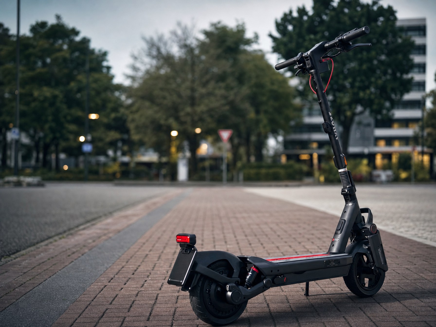 Matte zwarte Segway e-step op klinkers, klaar voor een stadsrit